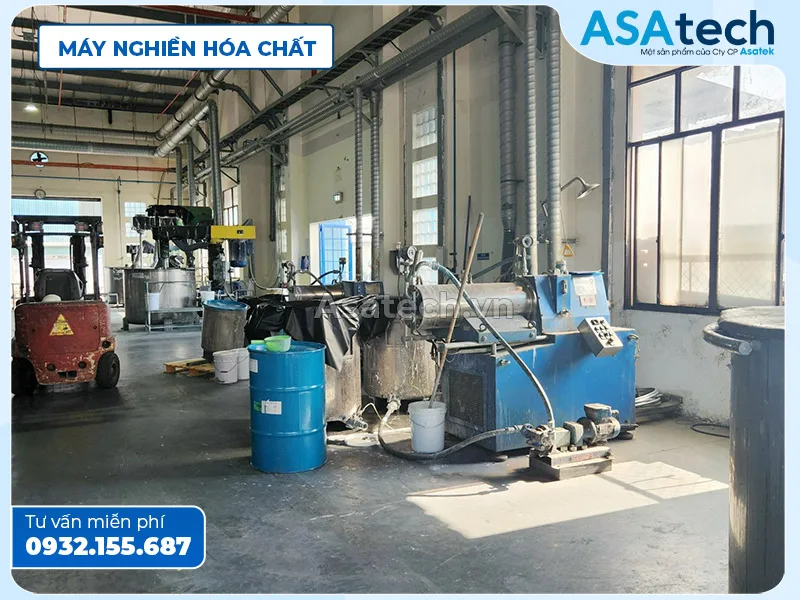 Khu vực máy nghiền trong nhà máy sơn