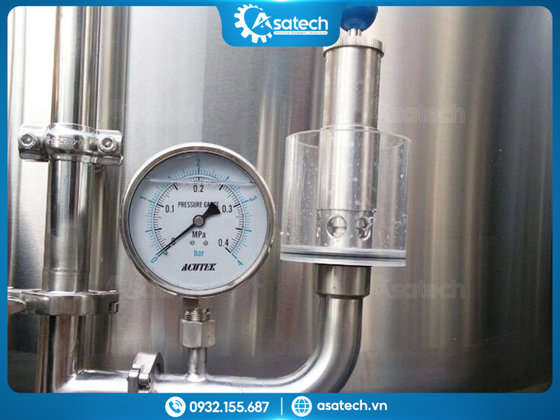 Van thở inox trên tank lên men bia