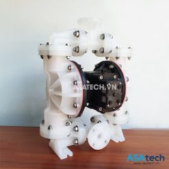 Bơm màng Sandpiper S1FB3P2PPUS000 có khả năng bơm lưu lượng tối đa: 200 lpm (lít/phút). Thân bơm: Nhựa PP – Polypropylene Màng bơm: Teflon Máy bơm màng khí nén Sandpiper với khả năng hoạt động linh họat được ứng dụng trong nhiều lĩnh vực khác nhau: Bơm các loại dung môi, hoa chất dễ cháy như cồn, rượu trong sản xuất hóa chất Bơm các loại chất có độ nhớt, độ dính như mực in, sơn Bơm bùn, nước lẫn bùn, hạt rắn Bơm cấp thoát nước trong hầm mỏ Bơm trong các hệ thống sản xuất, vận chuyển xăng dầu dễ cháy BƠM MÀNG KHÍ NÉN - Thương hiệu: Sandpiper - Mã sản phẩm: S1FB3P2PPUS000 THÔNG SỐ KỸ THUẬT - Lưu lượng bơm tối đa: 200 lpm (Lít/phút) - Cổng hút, xả: 1″ ~ 25.4 millimeters - Vật liệu bơm + Thân nhựa: PP (Polypropylene) + Màng bơm: Teflon - Chất rắn qua bơm tối đa: 6mm - Áp suất khí nén: 7Bar - Trọng lượng: 19kg - Kiểu kết nối: Mặt bích (Flange) ASATECH.VN Là website chuyên cung cấp các loại bơm công nghiệp chính hãng trong đó có bơm màng, bơm ly tâm, bơm định lượng, bơm bánh răng, bơm thổi khí, bơm sơn…Ngoài ra, chúng tôi còn cung cấp dịch vụ sửa chữa bơm, cung ứng phụ tùng các loại bơm kể trên. Quý khách vui lòng truy cập website: https://phutungbom.com để mua sắm phụ tùng chính hãng.