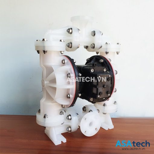 Bơm màng Sandpiper S1FB3P2PPUS000 có khả năng bơm lưu lượng tối đa: 200 lpm (lít/phút). Thân bơm: Nhựa PP – Polypropylene Màng bơm: Teflon Máy bơm màng khí nén Sandpiper với khả năng hoạt động linh họat được ứng dụng trong nhiều lĩnh vực khác nhau: Bơm các loại dung môi, hoa chất dễ cháy như cồn, rượu trong sản xuất hóa chất Bơm các loại chất có độ nhớt, độ dính như mực in, sơn Bơm bùn, nước lẫn bùn, hạt rắn Bơm cấp thoát nước trong hầm mỏ Bơm trong các hệ thống sản xuất, vận chuyển xăng dầu dễ cháy BƠM MÀNG KHÍ NÉN - Thương hiệu: Sandpiper - Mã sản phẩm: S1FB3P2PPUS000 THÔNG SỐ KỸ THUẬT - Lưu lượng bơm tối đa: 200 lpm (Lít/phút) - Cổng hút, xả: 1″ ~ 25.4 millimeters - Vật liệu bơm + Thân nhựa: PP (Polypropylene) + Màng bơm: Teflon - Chất rắn qua bơm tối đa: 6mm - Áp suất khí nén: 7Bar - Trọng lượng: 19kg - Kiểu kết nối: Mặt bích (Flange) ASATECH.VN Là website chuyên cung cấp các loại bơm công nghiệp chính hãng trong đó có bơm màng, bơm ly tâm, bơm định lượng, bơm bánh răng, bơm thổi khí, bơm sơn…Ngoài ra, chúng tôi còn cung cấp dịch vụ sửa chữa bơm, cung ứng phụ tùng các loại bơm kể trên. Quý khách vui lòng truy cập website: https://phutungbom.com để mua sắm phụ tùng chính hãng.